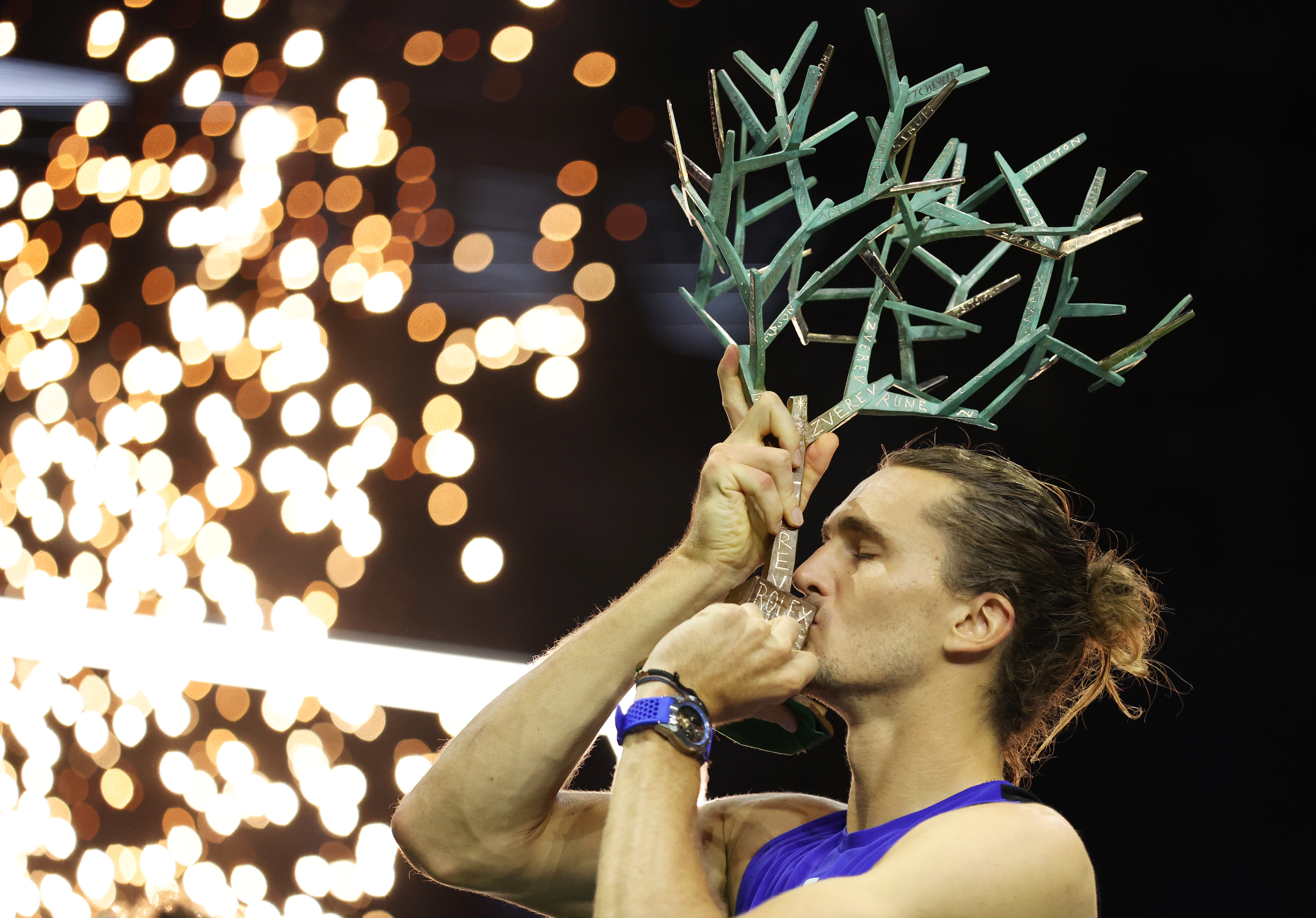 法国网球队翻盘西班牙网球队，兹维列夫关键制胜