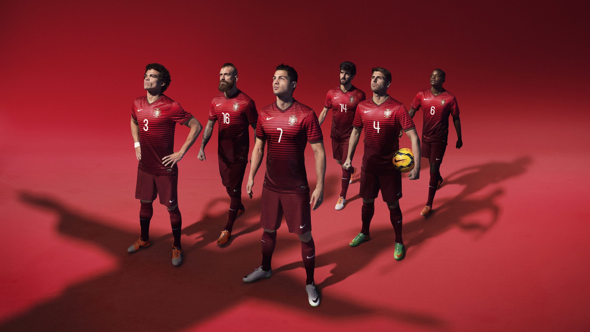 英雄无需总是身披国旗！本泽马一锤定音，英格兰与智利的缠斗中站出一位法国影子