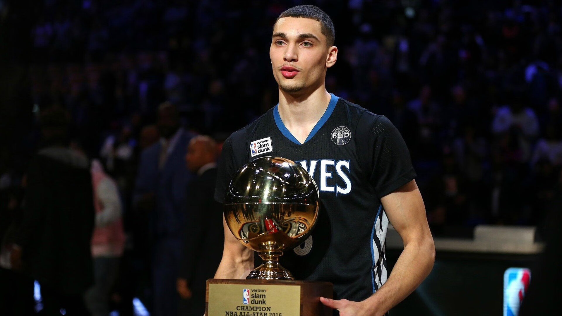 一人摧毁防线！浓眉季后赛模式有多恐怖？对手教练绝望说出这句话